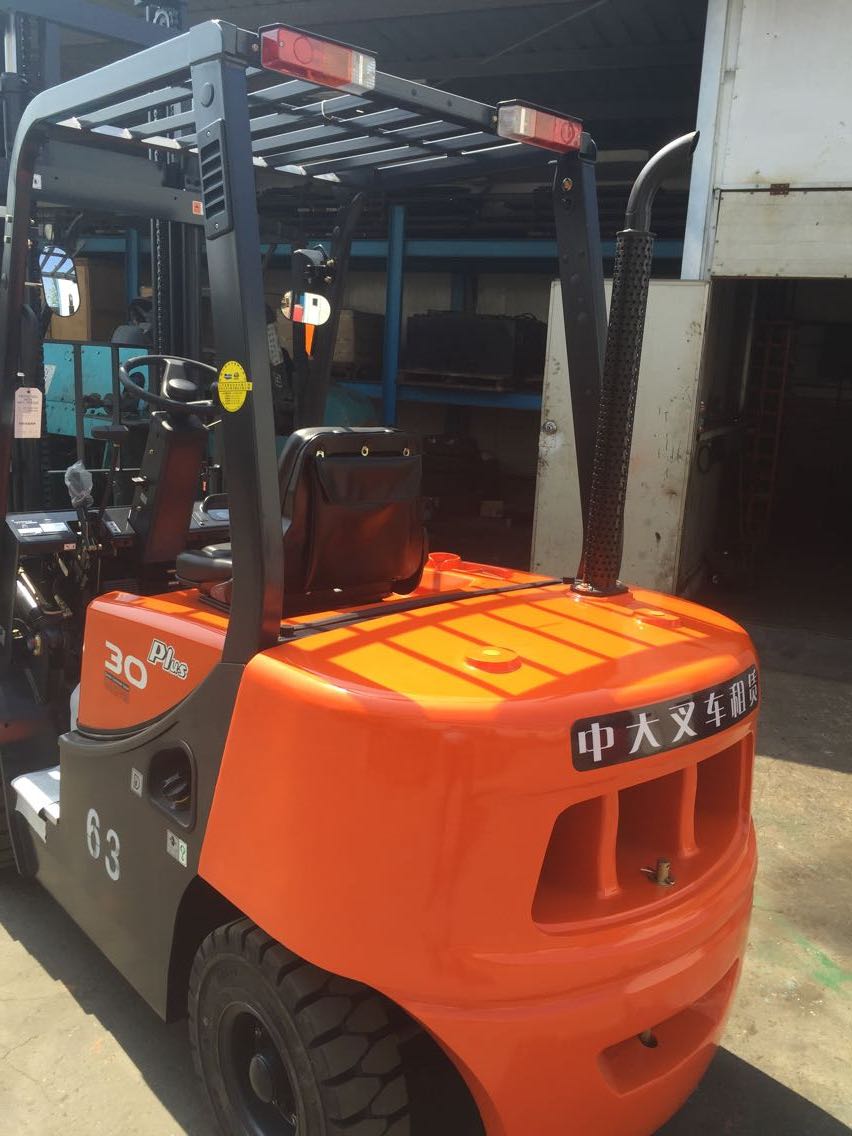 黄岛区doosan斗山大宇内燃式柴油叉车租赁中大叉车租赁